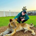Sascha Burci Instagram - 🇮🇹: Quando si dice: “hai un coraggio da Leone”🦁 La paura è umana, ma combattetela con il coraggio e con un pizzico di follia. 🇬🇧: When they say: “You have the courage of a lion” 🦁 Fear is human, but fight it with courage and a dash of madness. Dubai - دبى