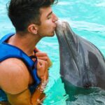 Sascha Burci Instagram - 🇮🇹: Limonate dure fra mammiferi🐬 Ho baciato qualcuno più intelligente di me, vorrei una seconda uscita, magari mi batte pure a scacchi. 🇬🇧: Passionate kisses between mammals🐬 I kissed someone smarter than me, I'd like a second date, maybe he even beats me at chess. Isla Margarita Venezuela