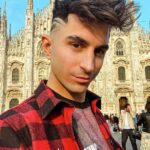 Sascha Burci Instagram - Ciao sono Sascha e oggi volevo cambiare un po’ aria per il nuovo taglio di capelli artistico, quindi ho scelto il Duomo di Milano, proprio al centro della piazza, nessun negozio! Posto più iconico dove poter prendere ispirazione con @gianluca_tadonio per il mio nuovo taglio drip in stile Simone da Orsenigo, l’architetto della meraviglia che vedete alle mie spalle ✨ #art #milano #haircut Duomo di Milano - Milan Cathedral