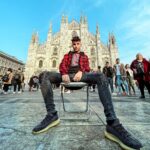 Sascha Burci Instagram - Ciao sono Sascha e oggi volevo cambiare un po’ aria per il nuovo taglio di capelli artistico, quindi ho scelto il Duomo di Milano, proprio al centro della piazza, nessun negozio! Posto più iconico dove poter prendere ispirazione con @gianluca_tadonio per il mio nuovo taglio drip in stile Simone da Orsenigo, l’architetto della meraviglia che vedete alle mie spalle ✨ #art #milano #haircut Duomo di Milano - Milan Cathedral