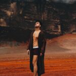 Sascha Burci Instagram - Tranquilli, ci penso io fare Gesù quest’anno! +33 anni festeggiati direttamente nelle sue terre 🤍 #jordan #desert #jesus #christmas Wadi Rum Desert, Jordan