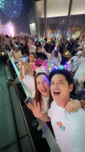 Sattaphong Phiangphor Instagram - Happy new year everyone. I’m wishing you a year full of small miracles and sizeable happiness. ขอบคุณพี่้เปิ้ลพี่เกตที่พาไปชมพลุสวยๆที่ร้านหมูกะทะคนรวย Icon siam เมื่อคืนที่ผ่านมาด้วยนะครับ🎉🎉🎉 #Happynewyear2024