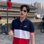 Sattaphong Phiangphor Instagram - ทำไมไม่ห้าม เดินมาไกลถึงซีอานแล้วนะ #ทำไมไม่ห้าม #Taostp