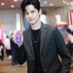 Sattaphong Phiangphor Instagram - ขอบคุณรางวัล Best Pet Lover Influencer จาก Thailand Influencer Award 2023 by Tellscore ที่มอบให้เต๋านะครับ และขอขอบคุณทุกคนที่ร่วมโหวตและสนับสนุนครอบครัวพวกเรามาตลอดนะคร้าบ 😻❤️✨ #thailandinfluencerawards2023