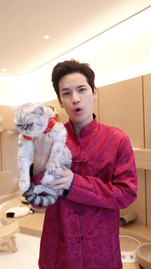 Sattaphong Phiangphor Instagram - เมื่อวานวันไหว้ วันนี้วันเที่ยว แล้วเมื่อไหร่จะเป็นวันของเรา 🫵🏻 🪭🧧 @richie911family
