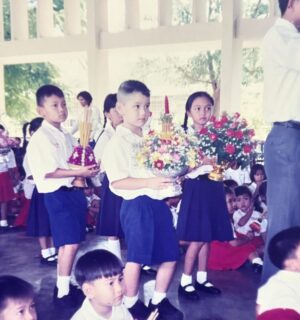 Sattaphong Phiangphor Instagram - เปิดอัลบั้มรูปสมัยเด็กๆดู ก็ค้นพบว่าตอนเด็กเราถือพานบ่อยขนาดนี้เลยหรอ ด.ช.เต๋า 😂