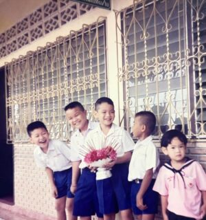 Sattaphong Phiangphor Instagram - เปิดอัลบั้มรูปสมัยเด็กๆดู ก็ค้นพบว่าตอนเด็กเราถือพานบ่อยขนาดนี้เลยหรอ ด.ช.เต๋า 😂
