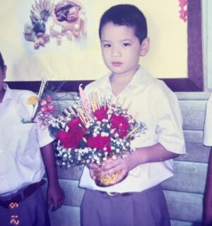 Sattaphong Phiangphor Instagram - เปิดอัลบั้มรูปสมัยเด็กๆดู ก็ค้นพบว่าตอนเด็กเราถือพานบ่อยขนาดนี้เลยหรอ ด.ช.เต๋า 😂