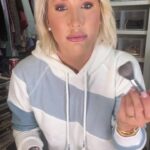 Savannah Chrisley Instagram – Well…here we have a little @sassybysavannah tutorial on @juliechrisley 😍🎉 using the new essential eye and face palette!