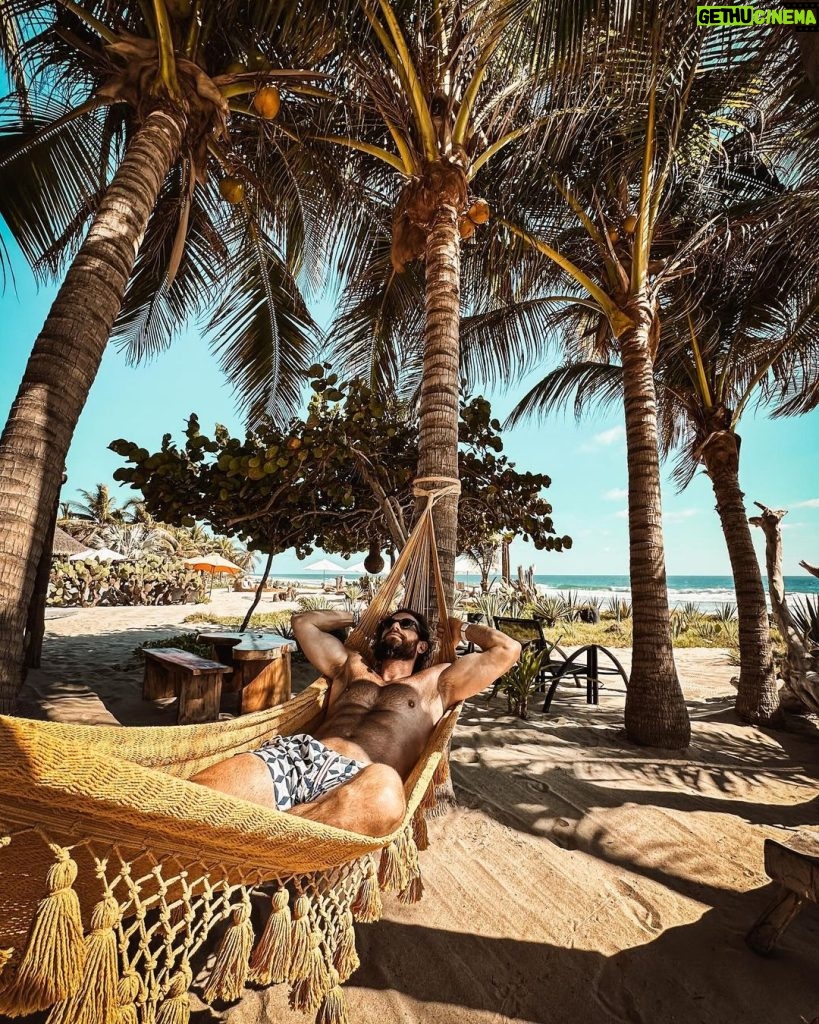Sebastián Rulli Instagram - 🥥🌴🌊☀🩳♥💯 Con Coco o sin Coco?🤔🙄🤪 Samora Luxury Resort
