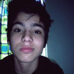 Sebastián Villalobos Instagram – Este post se lo quiero dedicar a las diferentes etapas de mí mismo que crecieron junto con ustedes, SÓLO PORQUE HOY VOLVEMOS A YOUTUBE. Después de años en batalla silenciosa conmigo mismo, donde la depresión, la ansiedad y el miedo, acabaron con mi motivación, mi autoestima y más ganas de seguir adelante, HOY QUIERO DECIR: MUCHÍSIMAS GRACIAS. Sé que la última vez que me vieron hablar de mi ida de YouTube, les dije que la música era la razón principal de por qué dejaba de hacer mis videos, y la verdad es que no, yo mismo estaba engañado pensando que así era.. yo mismo discutí con Sebastián Villalobos y todo lo que representaba. En un vídeo, pronto les contaré qué estaba pasando por mi cabeza y qué está pasando ahora, mientras tanto.. SI ESTÁS LEYENDO ESTO Y ME SIGUES DESDE MIS VIDEOS DE YOUTUBE, GRACIAS POR SEGUIR AQUÍ, HOY ESTAMOS DE VUELTA ❤️ EL VÍDEO QUE SE SUBE HOY (A LAS 7PM HORA COL) ES UN ABRAZO PARA ESE NIÑO INTERIOR QUE CRECIÓ VIÉNDOME EN YOUTUBE, PERO ADEMÁS… ES APENAS EL PRINCIPIO DE ESTA HISTORIA QUE RETOMAMOS A ESCRIBIR Y QUE LLEGA PARA QUE NOS VOLVAMOS A RECONOCER. NOS VEMOS EN YOUTUBE Y NO OLVIDEN HACER SU TAREA ✨