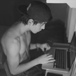 Sebastián Villalobos Instagram - Este post se lo quiero dedicar a las diferentes etapas de mí mismo que crecieron junto con ustedes, SÓLO PORQUE HOY VOLVEMOS A YOUTUBE. Después de años en batalla silenciosa conmigo mismo, donde la depresión, la ansiedad y el miedo, acabaron con mi motivación, mi autoestima y más ganas de seguir adelante, HOY QUIERO DECIR: MUCHÍSIMAS GRACIAS. Sé que la última vez que me vieron hablar de mi ida de YouTube, les dije que la música era la razón principal de por qué dejaba de hacer mis videos, y la verdad es que no, yo mismo estaba engañado pensando que así era.. yo mismo discutí con Sebastián Villalobos y todo lo que representaba. En un vídeo, pronto les contaré qué estaba pasando por mi cabeza y qué está pasando ahora, mientras tanto.. SI ESTÁS LEYENDO ESTO Y ME SIGUES DESDE MIS VIDEOS DE YOUTUBE, GRACIAS POR SEGUIR AQUÍ, HOY ESTAMOS DE VUELTA ❤️ EL VÍDEO QUE SE SUBE HOY (A LAS 7PM HORA COL) ES UN ABRAZO PARA ESE NIÑO INTERIOR QUE CRECIÓ VIÉNDOME EN YOUTUBE, PERO ADEMÁS… ES APENAS EL PRINCIPIO DE ESTA HISTORIA QUE RETOMAMOS A ESCRIBIR Y QUE LLEGA PARA QUE NOS VOLVAMOS A RECONOCER. NOS VEMOS EN YOUTUBE Y NO OLVIDEN HACER SU TAREA ✨