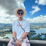 Sebastián Villalobos Instagram - mis primeros días del año ✌🏼 1. quemado hasta la chimba 2. subí por primera vez la piedra del Peñol y obvio me tenía que tomar la foto con la vista (me regañaron por subirme ahí a tomármela) 3. a 200m en un jet ski 4. desayunito de campeones 5. en el jacuzzi de @bosko_guatape 🌳 pero trabajando porque este 2024 no da break 6. desperté con unos intrusos en mi cama 7. linda vista 8. el cafecito a la cama 9. antes de subir la piedra bien aestethic 10. justo ahora editando mi primer video de YouTube del 2024 (jiji, sí, volvemos)