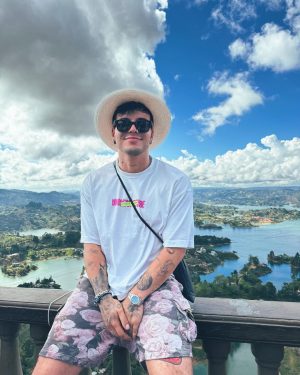 Sebastián Villalobos Instagram - mis primeros días del año ✌🏼

1. quemado hasta la chimba
2. subí por primera vez la piedra del Peñol y obvio me tenía que tomar la foto con la vista (me regañaron por subirme ahí a tomármela)
3. a 200m en un jet ski 
4. desayunito de campeones
5. en el jacuzzi de @bosko_guatape 🌳 pero trabajando porque este 2024 no da break 
6. desperté con unos intrusos en mi cama
7. linda vista 
8. el cafecito a la cama
9. antes de subir la piedra bien aestethic 
10. justo ahora editando mi primer video de YouTube del 2024 (jiji, sí, volvemos)
