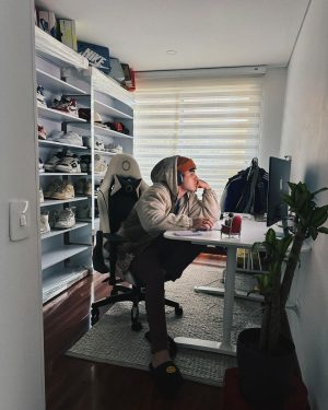 Sebastián Villalobos Instagram - mis primeros días del año ✌🏼

1. quemado hasta la chimba
2. subí por primera vez la piedra del Peñol y obvio me tenía que tomar la foto con la vista (me regañaron por subirme ahí a tomármela)
3. a 200m en un jet ski 
4. desayunito de campeones
5. en el jacuzzi de @bosko_guatape 🌳 pero trabajando porque este 2024 no da break 
6. desperté con unos intrusos en mi cama
7. linda vista 
8. el cafecito a la cama
9. antes de subir la piedra bien aestethic 
10. justo ahora editando mi primer video de YouTube del 2024 (jiji, sí, volvemos)