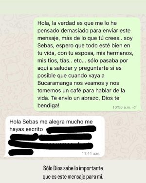 Sebastián Villalobos Instagram - En épocas como estas, quiero aprovechar para hablar de lo difícil que a veces es perdonar, pero lo mucho que vale la pena hacerlo. Hace un año, decidí buscar a mi papá después de casi 20 años sin tener ningún tipo de comunicación con él y es una decisión que siempre agradeceré haber tomado. Hoy tengo el corazón más tranquilo, lleno y más feliz. Tengo dos hermanos más (ella, la princesa con los ojos más hermosos del mundo; él, con una voz y un talento mágico) y casi por primera vez sé lo que se siente tener un papá. Es un proceso largo y la verdad es que todavía estamos en él, pero le doy Gracias a Dios y gracias a la vida por darme este rayo de luz y esta recarga de amor. Todos los procesos son diferentes y lejos de querer que corran a buscar a esa persona que se fue de sus vidas, sí me gustaría que contemplaran EL PERDÓN y lo abrazaran con todas sus fuerzas . Por nadie más que por ustedes. Mereces no cargar con esos pesos que no te corresponden. Te abrazo y que ojalá estés teniendo un lindo día.