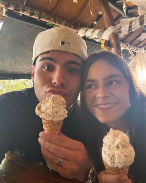 Sebastián Villalobos Instagram - En épocas como estas, quiero aprovechar para hablar de lo difícil que a veces es perdonar, pero lo mucho que vale la pena hacerlo. Hace un año, decidí buscar a mi papá después de casi 20 años sin tener ningún tipo de comunicación con él y es una decisión que siempre agradeceré haber tomado. Hoy tengo el corazón más tranquilo, lleno y más feliz. Tengo dos hermanos más (ella, la princesa con los ojos más hermosos del mundo; él, con una voz y un talento mágico) y casi por primera vez sé lo que se siente tener un papá. Es un proceso largo y la verdad es que todavía estamos en él, pero le doy Gracias a Dios y gracias a la vida por darme este rayo de luz y esta recarga de amor. Todos los procesos son diferentes y lejos de querer que corran a buscar a esa persona que se fue de sus vidas, sí me gustaría que contemplaran EL PERDÓN y lo abrazaran con todas sus fuerzas . Por nadie más que por ustedes. Mereces no cargar con esos pesos que no te corresponden. Te abrazo y que ojalá estés teniendo un lindo día.
