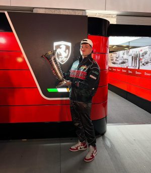 Sebastián Villalobos Instagram - 1. CHECO IN DA HOUSE 🇲🇽🔥

2. Posando con la copa 🏎️💨 (no sé cómo terminó en mis manos)

3. Corrí en la pista (a pequeña escala) gracias al equipo de @espndeportes 🥰🏁 (y perdí)

4. Vi la pista sola y no podía desaprovechar la oportunidad de tomarme una foto ahí ✌🏼

5. Llegando a la fiesta de @espn ✨ estuvo bueeeeeena

6. Me encontré con uno de mis jugadores de futbol favoritos! ⚽️🇸🇪

7. Tanta emoción necesita hidratación 😂

8. TUVE EL CONTROL DE CHARLES LECLERC EN MIS MANOS 🏁

9. EL PIT LINE Y OTRAS EXPERIENCIAS BRUTALES HACÍAN PARTE DEL PADDOCK GRACIAS A @ESPNDeportes 🫶🏼🥰 LOS AMOOO GRACIAS

10. RECAP. DE LOS MEJORES MOMENTOS DE MI EXPERIENCIA EN LA F1 LAS VEGAS CON @espndeportes ❤️‍🔥

#LasVegasGP #F1 #ESPNDEPORTESPARTNER 
#Ad