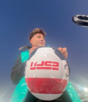 Sebastián Villalobos Instagram - 1. CHECO IN DA HOUSE 🇲🇽🔥

2. Posando con la copa 🏎️💨 (no sé cómo terminó en mis manos)

3. Corrí en la pista (a pequeña escala) gracias al equipo de @espndeportes 🥰🏁 (y perdí)

4. Vi la pista sola y no podía desaprovechar la oportunidad de tomarme una foto ahí ✌🏼

5. Llegando a la fiesta de @espn ✨ estuvo bueeeeeena

6. Me encontré con uno de mis jugadores de futbol favoritos! ⚽️🇸🇪

7. Tanta emoción necesita hidratación 😂

8. TUVE EL CONTROL DE CHARLES LECLERC EN MIS MANOS 🏁

9. EL PIT LINE Y OTRAS EXPERIENCIAS BRUTALES HACÍAN PARTE DEL PADDOCK GRACIAS A @ESPNDeportes 🫶🏼🥰 LOS AMOOO GRACIAS

10. RECAP. DE LOS MEJORES MOMENTOS DE MI EXPERIENCIA EN LA F1 LAS VEGAS CON @espndeportes ❤️‍🔥

#LasVegasGP #F1 #ESPNDEPORTESPARTNER 
#Ad