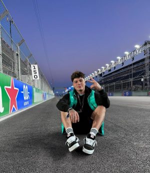 Sebastián Villalobos Instagram - 1. CHECO IN DA HOUSE 🇲🇽🔥

2. Posando con la copa 🏎️💨 (no sé cómo terminó en mis manos)

3. Corrí en la pista (a pequeña escala) gracias al equipo de @espndeportes 🥰🏁 (y perdí)

4. Vi la pista sola y no podía desaprovechar la oportunidad de tomarme una foto ahí ✌🏼

5. Llegando a la fiesta de @espn ✨ estuvo bueeeeeena

6. Me encontré con uno de mis jugadores de futbol favoritos! ⚽️🇸🇪

7. Tanta emoción necesita hidratación 😂

8. TUVE EL CONTROL DE CHARLES LECLERC EN MIS MANOS 🏁

9. EL PIT LINE Y OTRAS EXPERIENCIAS BRUTALES HACÍAN PARTE DEL PADDOCK GRACIAS A @ESPNDeportes 🫶🏼🥰 LOS AMOOO GRACIAS

10. RECAP. DE LOS MEJORES MOMENTOS DE MI EXPERIENCIA EN LA F1 LAS VEGAS CON @espndeportes ❤️‍🔥

#LasVegasGP #F1 #ESPNDEPORTESPARTNER 
#Ad