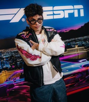Sebastián Villalobos Instagram - 1. CHECO IN DA HOUSE 🇲🇽🔥

2. Posando con la copa 🏎️💨 (no sé cómo terminó en mis manos)

3. Corrí en la pista (a pequeña escala) gracias al equipo de @espndeportes 🥰🏁 (y perdí)

4. Vi la pista sola y no podía desaprovechar la oportunidad de tomarme una foto ahí ✌🏼

5. Llegando a la fiesta de @espn ✨ estuvo bueeeeeena

6. Me encontré con uno de mis jugadores de futbol favoritos! ⚽️🇸🇪

7. Tanta emoción necesita hidratación 😂

8. TUVE EL CONTROL DE CHARLES LECLERC EN MIS MANOS 🏁

9. EL PIT LINE Y OTRAS EXPERIENCIAS BRUTALES HACÍAN PARTE DEL PADDOCK GRACIAS A @ESPNDeportes 🫶🏼🥰 LOS AMOOO GRACIAS

10. RECAP. DE LOS MEJORES MOMENTOS DE MI EXPERIENCIA EN LA F1 LAS VEGAS CON @espndeportes ❤️‍🔥

#LasVegasGP #F1 #ESPNDEPORTESPARTNER 
#Ad