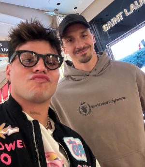 Sebastián Villalobos Instagram - 1. CHECO IN DA HOUSE 🇲🇽🔥

2. Posando con la copa 🏎️💨 (no sé cómo terminó en mis manos)

3. Corrí en la pista (a pequeña escala) gracias al equipo de @espndeportes 🥰🏁 (y perdí)

4. Vi la pista sola y no podía desaprovechar la oportunidad de tomarme una foto ahí ✌🏼

5. Llegando a la fiesta de @espn ✨ estuvo bueeeeeena

6. Me encontré con uno de mis jugadores de futbol favoritos! ⚽️🇸🇪

7. Tanta emoción necesita hidratación 😂

8. TUVE EL CONTROL DE CHARLES LECLERC EN MIS MANOS 🏁

9. EL PIT LINE Y OTRAS EXPERIENCIAS BRUTALES HACÍAN PARTE DEL PADDOCK GRACIAS A @ESPNDeportes 🫶🏼🥰 LOS AMOOO GRACIAS

10. RECAP. DE LOS MEJORES MOMENTOS DE MI EXPERIENCIA EN LA F1 LAS VEGAS CON @espndeportes ❤️‍🔥

#LasVegasGP #F1 #ESPNDEPORTESPARTNER 
#Ad