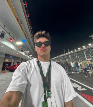 Sebastián Villalobos Instagram - 1. CHECO IN DA HOUSE 🇲🇽🔥

2. Posando con la copa 🏎️💨 (no sé cómo terminó en mis manos)

3. Corrí en la pista (a pequeña escala) gracias al equipo de @espndeportes 🥰🏁 (y perdí)

4. Vi la pista sola y no podía desaprovechar la oportunidad de tomarme una foto ahí ✌🏼

5. Llegando a la fiesta de @espn ✨ estuvo bueeeeeena

6. Me encontré con uno de mis jugadores de futbol favoritos! ⚽️🇸🇪

7. Tanta emoción necesita hidratación 😂

8. TUVE EL CONTROL DE CHARLES LECLERC EN MIS MANOS 🏁

9. EL PIT LINE Y OTRAS EXPERIENCIAS BRUTALES HACÍAN PARTE DEL PADDOCK GRACIAS A @ESPNDeportes 🫶🏼🥰 LOS AMOOO GRACIAS

10. RECAP. DE LOS MEJORES MOMENTOS DE MI EXPERIENCIA EN LA F1 LAS VEGAS CON @espndeportes ❤️‍🔥

#LasVegasGP #F1 #ESPNDEPORTESPARTNER 
#Ad