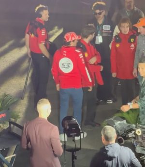 Sebastián Villalobos Instagram - 1. CHECO IN DA HOUSE 🇲🇽🔥

2. Posando con la copa 🏎️💨 (no sé cómo terminó en mis manos)

3. Corrí en la pista (a pequeña escala) gracias al equipo de @espndeportes 🥰🏁 (y perdí)

4. Vi la pista sola y no podía desaprovechar la oportunidad de tomarme una foto ahí ✌🏼

5. Llegando a la fiesta de @espn ✨ estuvo bueeeeeena

6. Me encontré con uno de mis jugadores de futbol favoritos! ⚽️🇸🇪

7. Tanta emoción necesita hidratación 😂

8. TUVE EL CONTROL DE CHARLES LECLERC EN MIS MANOS 🏁

9. EL PIT LINE Y OTRAS EXPERIENCIAS BRUTALES HACÍAN PARTE DEL PADDOCK GRACIAS A @ESPNDeportes 🫶🏼🥰 LOS AMOOO GRACIAS

10. RECAP. DE LOS MEJORES MOMENTOS DE MI EXPERIENCIA EN LA F1 LAS VEGAS CON @espndeportes ❤️‍🔥

#LasVegasGP #F1 #ESPNDEPORTESPARTNER 
#Ad