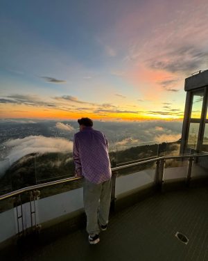 Sebastián Villalobos Instagram - Conocer este país ha sido verdaderamente un sueño cumplido. Desde niño escuché muchas historias sobre Venezuela, desde mi familia, que crearon en mí la ilusión de conocer algún día. Cuando la crisis comenzó, estas ganas de conocer empezar a verse un pilin perturbadas y ahora que el sol está empezando a brillar de nuevo, no podía perderme la oportunidad de venir a conocer y darme cuenta que las historias que escuchaba de niño se quedaron cortas al conocer la inmensidad y magia que tiene este país. Poco más de una semana llevo aquí y entre las borracheras con Anís, los “betas”, los “panas”, la “ladilla”, el toddy😍, la cachapa, los “rolitrancoemamagüevos”, el beisbol, la gente, las vistas, el “se presta”, lo que me muero por conocer que aún no conozco y la energía tan linda con la que me han recibido… no logro definir qué ha sido mi cosa favorita. Gracias, Venezuela 🇻🇪 un país que a pesar de todo, se levanta y sonríe, NOJODAAAA! QUÉ VIVA VENEZUELA EN ESA MIERDA CABALLERO 😂 (pd: quiero mi cédula)