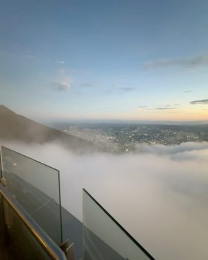 Sebastián Villalobos Instagram - Conocer este país ha sido verdaderamente un sueño cumplido. Desde niño escuché muchas historias sobre Venezuela, desde mi familia, que crearon en mí la ilusión de conocer algún día. Cuando la crisis comenzó, estas ganas de conocer empezar a verse un pilin perturbadas y ahora que el sol está empezando a brillar de nuevo, no podía perderme la oportunidad de venir a conocer y darme cuenta que las historias que escuchaba de niño se quedaron cortas al conocer la inmensidad y magia que tiene este país. Poco más de una semana llevo aquí y entre las borracheras con Anís, los “betas”, los “panas”, la “ladilla”, el toddy😍, la cachapa, los “rolitrancoemamagüevos”, el beisbol, la gente, las vistas, el “se presta”, lo que me muero por conocer que aún no conozco y la energía tan linda con la que me han recibido… no logro definir qué ha sido mi cosa favorita. Gracias, Venezuela 🇻🇪 un país que a pesar de todo, se levanta y sonríe, NOJODAAAA! QUÉ VIVA VENEZUELA EN ESA MIERDA CABALLERO 😂 (pd: quiero mi cédula)