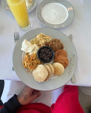 Sebastián Villalobos Instagram - Conocer este país ha sido verdaderamente un sueño cumplido. Desde niño escuché muchas historias sobre Venezuela, desde mi familia, que crearon en mí la ilusión de conocer algún día. Cuando la crisis comenzó, estas ganas de conocer empezar a verse un pilin perturbadas y ahora que el sol está empezando a brillar de nuevo, no podía perderme la oportunidad de venir a conocer y darme cuenta que las historias que escuchaba de niño se quedaron cortas al conocer la inmensidad y magia que tiene este país. Poco más de una semana llevo aquí y entre las borracheras con Anís, los “betas”, los “panas”, la “ladilla”, el toddy😍, la cachapa, los “rolitrancoemamagüevos”, el beisbol, la gente, las vistas, el “se presta”, lo que me muero por conocer que aún no conozco y la energía tan linda con la que me han recibido… no logro definir qué ha sido mi cosa favorita. Gracias, Venezuela 🇻🇪 un país que a pesar de todo, se levanta y sonríe, NOJODAAAA! QUÉ VIVA VENEZUELA EN ESA MIERDA CABALLERO 😂 (pd: quiero mi cédula)