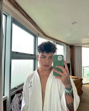 Sebastián Villalobos Instagram - Conocer este país ha sido verdaderamente un sueño cumplido. Desde niño escuché muchas historias sobre Venezuela, desde mi familia, que crearon en mí la ilusión de conocer algún día. Cuando la crisis comenzó, estas ganas de conocer empezar a verse un pilin perturbadas y ahora que el sol está empezando a brillar de nuevo, no podía perderme la oportunidad de venir a conocer y darme cuenta que las historias que escuchaba de niño se quedaron cortas al conocer la inmensidad y magia que tiene este país. Poco más de una semana llevo aquí y entre las borracheras con Anís, los “betas”, los “panas”, la “ladilla”, el toddy😍, la cachapa, los “rolitrancoemamagüevos”, el beisbol, la gente, las vistas, el “se presta”, lo que me muero por conocer que aún no conozco y la energía tan linda con la que me han recibido… no logro definir qué ha sido mi cosa favorita. Gracias, Venezuela 🇻🇪 un país que a pesar de todo, se levanta y sonríe, NOJODAAAA! QUÉ VIVA VENEZUELA EN ESA MIERDA CABALLERO 😂 (pd: quiero mi cédula)