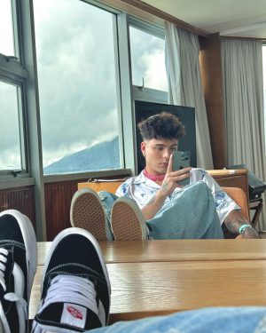 Sebastián Villalobos Instagram - Conocer este país ha sido verdaderamente un sueño cumplido. Desde niño escuché muchas historias sobre Venezuela, desde mi familia, que crearon en mí la ilusión de conocer algún día. Cuando la crisis comenzó, estas ganas de conocer empezar a verse un pilin perturbadas y ahora que el sol está empezando a brillar de nuevo, no podía perderme la oportunidad de venir a conocer y darme cuenta que las historias que escuchaba de niño se quedaron cortas al conocer la inmensidad y magia que tiene este país. Poco más de una semana llevo aquí y entre las borracheras con Anís, los “betas”, los “panas”, la “ladilla”, el toddy😍, la cachapa, los “rolitrancoemamagüevos”, el beisbol, la gente, las vistas, el “se presta”, lo que me muero por conocer que aún no conozco y la energía tan linda con la que me han recibido… no logro definir qué ha sido mi cosa favorita. Gracias, Venezuela 🇻🇪 un país que a pesar de todo, se levanta y sonríe, NOJODAAAA! QUÉ VIVA VENEZUELA EN ESA MIERDA CABALLERO 😂 (pd: quiero mi cédula)