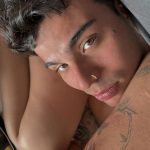 Sebastián Villalobos Instagram - mis primeros días del año ✌🏼 1. quemado hasta la chimba 2. subí por primera vez la piedra del Peñol y obvio me tenía que tomar la foto con la vista (me regañaron por subirme ahí a tomármela) 3. a 200m en un jet ski 4. desayunito de campeones 5. en el jacuzzi de @bosko_guatape 🌳 pero trabajando porque este 2024 no da break 6. desperté con unos intrusos en mi cama 7. linda vista 8. el cafecito a la cama 9. antes de subir la piedra bien aestethic 10. justo ahora editando mi primer video de YouTube del 2024 (jiji, sí, volvemos)