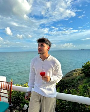 Sebastián Villalobos Instagram - 1. un tipo serio en Margarita 
2. el mismo tipo pero no tan serio
3. dominó y agüita e coco 
4. unos betas burda e panas
5. genuinamente perdido en la belleza de este país 
6. qué vivan los novios, nojodaaaa 🤵🏻‍♂️👰🏽‍♀️
7. en alta como el dron
8. wedding breakers
9. un beboteo serio
10. no me acuerdo en qué momento se tomó esa foto