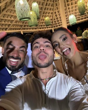 Sebastián Villalobos Instagram - 1. un tipo serio en Margarita 
2. el mismo tipo pero no tan serio
3. dominó y agüita e coco 
4. unos betas burda e panas
5. genuinamente perdido en la belleza de este país 
6. qué vivan los novios, nojodaaaa 🤵🏻‍♂️👰🏽‍♀️
7. en alta como el dron
8. wedding breakers
9. un beboteo serio
10. no me acuerdo en qué momento se tomó esa foto