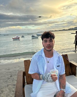 Sebastián Villalobos Instagram - 1. un tipo serio en Margarita 
2. el mismo tipo pero no tan serio
3. dominó y agüita e coco 
4. unos betas burda e panas
5. genuinamente perdido en la belleza de este país 
6. qué vivan los novios, nojodaaaa 🤵🏻‍♂️👰🏽‍♀️
7. en alta como el dron
8. wedding breakers
9. un beboteo serio
10. no me acuerdo en qué momento se tomó esa foto