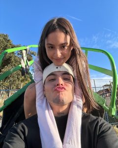 Sebastián Villalobos Instagram - En épocas como estas, quiero aprovechar para hablar de lo difícil que a veces es perdonar, pero lo mucho que vale la pena hacerlo. Hace un año, decidí buscar a mi papá después de casi 20 años sin tener ningún tipo de comunicación con él y es una decisión que siempre agradeceré haber tomado. Hoy tengo el corazón más tranquilo, lleno y más feliz. Tengo dos hermanos más (ella, la princesa con los ojos más hermosos del mundo; él, con una voz y un talento mágico) y casi por primera vez sé lo que se siente tener un papá. Es un proceso largo y la verdad es que todavía estamos en él, pero le doy Gracias a Dios y gracias a la vida por darme este rayo de luz y esta recarga de amor. Todos los procesos son diferentes y lejos de querer que corran a buscar a esa persona que se fue de sus vidas, sí me gustaría que contemplaran EL PERDÓN y lo abrazaran con todas sus fuerzas . Por nadie más que por ustedes. Mereces no cargar con esos pesos que no te corresponden. Te abrazo y que ojalá estés teniendo un lindo día.