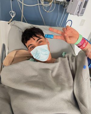 Sebastián Villalobos Instagram - Despertando de la cirugía ✌🏼😷 GRACIAS INFINITAS POR TODOS SUS MENSAJES LLENOS DE LINDA ENERGÍA, ESPERO PRONTO MI MANO ESTÉ COMO NUEVA! LOS AMO ❤️‍🩹 *escribiendo esto con la zurda*