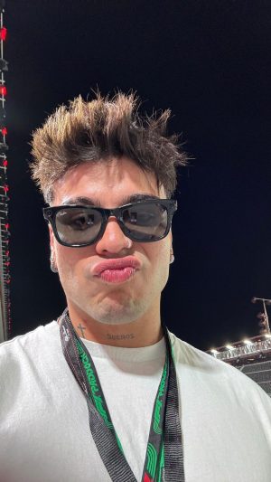 Sebastián Villalobos Instagram - Volver a las Vegas después de tanto tiempo, con la excusa de estar en F1, está siendo una de las experiencias más épicas en mucho tiempo. He sido fan de la F1 hace realmente muy poco tiempo, pero el respeto y admiración hacia todas las personas que hacen parte de este deporte tan exacto, tan preciso y tan riesgoso, es inevitable. Gracias a @espndeportes por invitarme a vivir esta experiencia y por siempre transmitir por sus pantallas todo la emoción de la Fórmula 1 🏁♥️ YA QUIERO QUE SEA LA CARERAAAAA!!!

#ESPNDeportespartner
#F1
#LasVegasGP