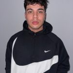 Sebastián Villalobos Instagram - hola, mi nombre es sebastian, en las redes sociales la gente cree conocerme, pero en realidad hay muchas cosas que creo que no saben de mí, ahora mismo sólo puedo utilizar la mano izquierda (misma con la que estoy escribiendo esto) porque tuve un accidente jugando fútbol hace algunas semanas y no tener mi mano me ha hecho detenerme y reflexionar sobre muchas cosas de mí, de mi vida, de todo lo que me rodea y quienes me rodean también. No sé si es que todo lo que está pasando en mi vida se puso de acuerdo para enseñarme a la fuerza tantas cosas que estoy aprendiendo últimamente, sea lo que sea, sólo puedo dar gracias. A través de los años he compartido por aquí en Internet aspectos de mi vida que me hacen sentir orgulloso y que de alguna manera me ayudan a sentirme mejor conmigo mismo, así que hoy decidí abrir una puerta y así como les mostré mis ángeles, ahora quiero presentarles mis demonios, porque yo soy una persona bien complicada… a veces ni yo mismo me aguanto, me cuesta confiar en las personas, suelo huir de los lugares que me causan miedo e inseguridad, tengo un temperamento bastante fuerte… el cual si lo combinamos con la poca paciencia que tengo puede ocasionar situaciones explosivas, me exijo demasiado y suelo ser muy duro conmigo mismo… a veces quizá un poco cruel, tengo muchísimas inseguridades en mí y creo que es la razón por la cual no logro construir ninguna relación (sigo en los comentarios)
