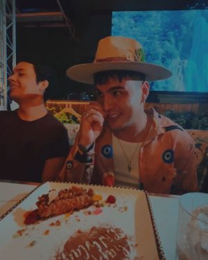 Sebastián Villalobos Instagram - Y LOS CUMPLÍ MUY FELIZ ☁️🩷✨🥳 tan agradecido con todos sus mensajes de cumpleaños y todo el amor que le han dado a #genuino ! quise en mi cumpleaños regalarles una parte de mí en forma de álbum, así que gracias también por todo el feedback.. leer sus comentarios sobre las canciones ha sido una actividad súper interesante! Gracias a cada persona que se con un mensaje, un gesto o simplemente con su energía.. influyó en que haya sido el día que fue! A mí no me gusta cumplir años (razón por la cual nunca organizo fiestas y así), pero este cumpleaños me gustó, por lo que les agradezco a todos los que hicieron que así fuera! ✨☁️👀 sigan escuchando el álbum completo que por ahí vienen los videosssss ✌🏼🎥! 28 BIEN VIVIDOS Y LA CELEBRACIÓN ITALIANA ME ESTÁ HACIENDO DAR COMO GANAS 🇮🇹 !!! 🥰