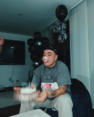 Sebastián Villalobos Instagram - Y LOS CUMPLÍ MUY FELIZ ☁️🩷✨🥳 tan agradecido con todos sus mensajes de cumpleaños y todo el amor que le han dado a #genuino ! quise en mi cumpleaños regalarles una parte de mí en forma de álbum, así que gracias también por todo el feedback.. leer sus comentarios sobre las canciones ha sido una actividad súper interesante! Gracias a cada persona que se con un mensaje, un gesto o simplemente con su energía.. influyó en que haya sido el día que fue! A mí no me gusta cumplir años (razón por la cual nunca organizo fiestas y así), pero este cumpleaños me gustó, por lo que les agradezco a todos los que hicieron que así fuera! ✨☁️👀 sigan escuchando el álbum completo que por ahí vienen los videosssss ✌🏼🎥! 28 BIEN VIVIDOS Y LA CELEBRACIÓN ITALIANA ME ESTÁ HACIENDO DAR COMO GANAS 🇮🇹 !!! 🥰