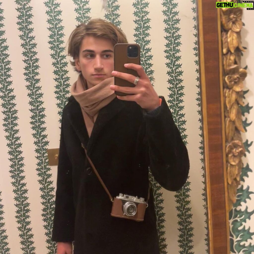 Sebastian Croft Instagram - The last few weeks have been dreamy 💕 London