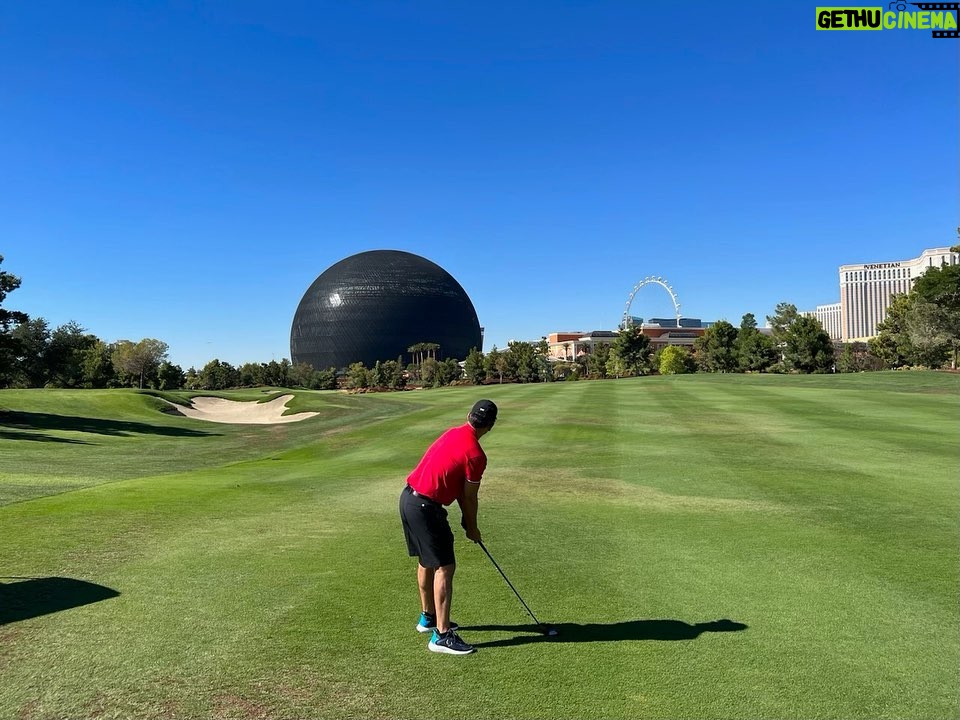 Sebastian Maniscalco Instagram - They said aim towards the Sphere. And I still can’t find my ball. See you at the Wynn October 6 and 7! Las Vegas, Nevada