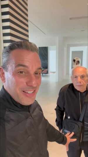 Sebastian Maniscalco Instagram - Does everyone carry a purse as they get older? #RespectYourElders
mealsonwheelsamerica.org/respect @mealsonwheelsamerica