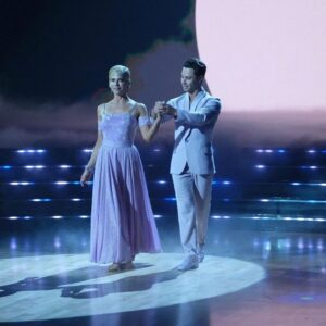 Selma Blair Instagram - About last night…💜

And all the love to @sashafarber1 and my crew of greats✨

IMAGE 1: Selma has short blonde hair and is being lead downstage into the spotlight by her partner Sasha who has short brown hair and is wearing a lavender suit.

IMAGE 2 : Selma has short blonde hair and is seated in a chair in wearing a long lavender dress while she looks to the left and holds hands with Amy, who has dark blonde hair and is wearing black pants and a black top.

IMAGE 3: Selma stands in a lavender dress with her friends Jamie, Andraéa, Hylda, her son Arthur and Jason.

IMAGE 4: Selma has short blond hair and is standing with her arm around her son Arthur, who is wearing a navy jacket.

IMAGE 5 - Selma and Sasha hug on stage at the end of their performance.