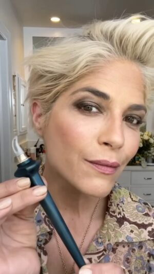 Selma Blair Instagram - My @guidebeautycosmetics tools are a GAME CHANGER. I had to show you these products in action, so here’s a look at the brush set, which I love for applying my GUIDE Shadow Palette and the Kendall x Kylie @kyliecosmetics highlighter. The GUIDE Wand + Liner make my winged eye liner dreams come true. Something I never thought would be possible if you asked me to do my makeup a few years ago. These products are universally designed and for everyone. Tag me if you try them out, I can’t wait to see you using these 🤍