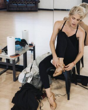 Selma Blair Instagram - Oh the places I’ve been! But I never considered I would be in a dance rehearsal space for a live @disneyplus ballroom dance show. And I loved every single second of it. Having an “atta girl” from so many people in my life and on here and in the @dancingwiththestars 🪩 world has changed me for the better. 
And always to @sashafarber1 for being my first and only partner. 
All love. 💜

thank you @arttavee for always holding me in frame as well. I love you 📷

Series of images of Selma and Sasha in both color and black and white in a dance studio. Selma has short blonde hair and is wearing a black bodysuit. Sasha has short dark hair and is wearing a striped shirt in some images and no shirt in others. Selma’s dog Scout is in the third image on the right in the photo.