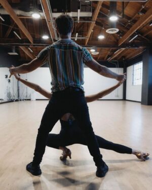Selma Blair Instagram - Oh the places I’ve been! But I never considered I would be in a dance rehearsal space for a live @disneyplus ballroom dance show. And I loved every single second of it. Having an “atta girl” from so many people in my life and on here and in the @dancingwiththestars 🪩 world has changed me for the better. 
And always to @sashafarber1 for being my first and only partner. 
All love. 💜

thank you @arttavee for always holding me in frame as well. I love you 📷

Series of images of Selma and Sasha in both color and black and white in a dance studio. Selma has short blonde hair and is wearing a black bodysuit. Sasha has short dark hair and is wearing a striped shirt in some images and no shirt in others. Selma’s dog Scout is in the third image on the right in the photo.